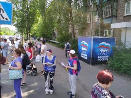 Жителям Московского района раздали буклеты о реализации партийного проекта «Городская среда»