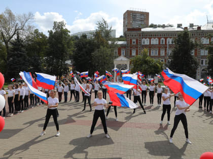 Меж­на­цио­наль­ный хо­ро­вод объ­еди­нил лю­дей на пло­ща­ди Мар­ки­на