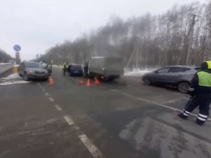 Водитель иномарки пострадал в массовом ДТП на Московском шоссе