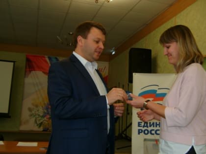 Девять жителей Дальнеконстантиновского района получили партийные билеты