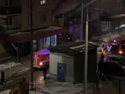Двух человек спасли и 13 эвакуировали из пожара на улице Июльских дней