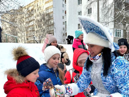 Стартовали традиционные дворовые ёлки