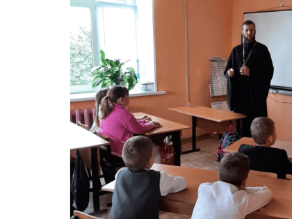 Помощник благочинного Богородского округа посетил детский сад и начальную школу села Ушаково