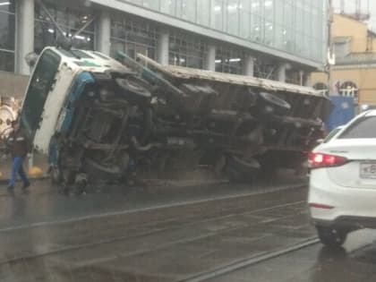 У ТЦ «Этажи» в Нижнем Новгороде перевернулась фура