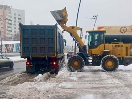 Автопоезда из комбинированных дорожных машин не прекращают убирать снег с&nbsp;дорог