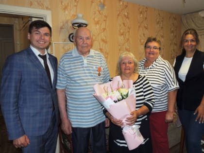 Председатель гордумы поздравил ветерана с юбилеем