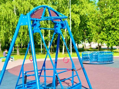 Родители детей с ограниченными возможностями пожаловались на невозможность воспользоваться инклюзивными качелями в парке «Радуга»
