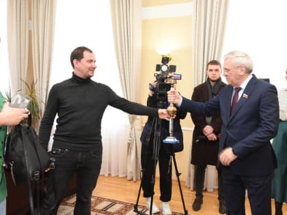 Евгений Люлин провел для журналистов экскурсию по Заксобранию