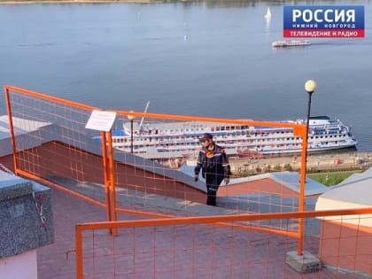Облицовка фасада обрушилась на Чкаловской лестнице