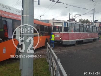 Трамвай въехал в автобус в центре Автозавода: шестеро пострадали