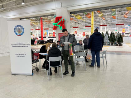 Мобильные офисы налоговой службы продолжают работу в крупных торговых центрах региона
