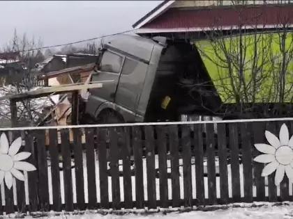 Грузовик протаранил дом с людьми в Нижегородской области: видео