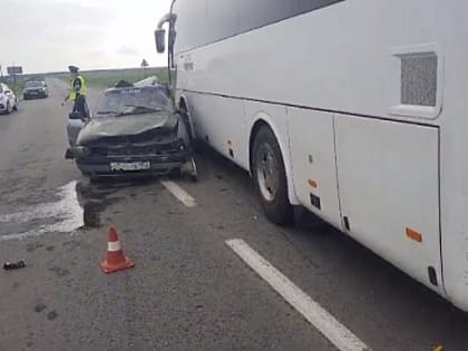 Два человека пострадали при столкновении автобуса и легковушки в Нижегородской области