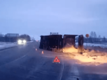 Водитель пострадал в ДТП с опрокинувшейся фурой в Дальнеконстатиновском районе