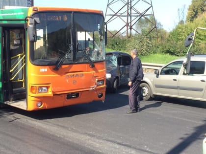 Водитель иномарки и пассажирка автобуса получили травмы в ДТП в Советском районе