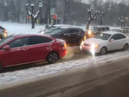 «Спасите, стоим по полчаса». Нижегородцы «взвыли» из-за адской пробки