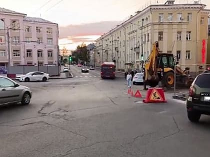 Трактор наехал на курьера-пешехода на площади Свободы в Нижнем Новгороде