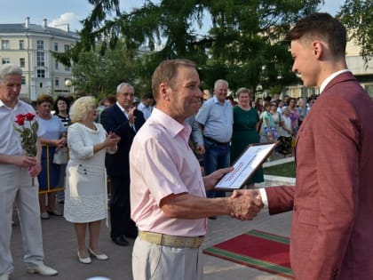 Праздник окончания школы и начала новой взрослой жизни прошел для кулебакских  выпускников