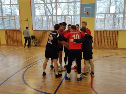 Волейболисты стартовали с двух побед в чемпионате области