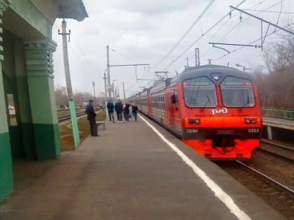 Два человека погибли под колесами электрички в Москве