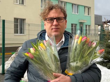 Депутат Рустам Досаев поздравил с наступающим 8 марта нижегородских женщин-педагогов