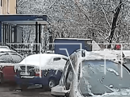 Дворники напали на иностранца за скидывание снега с машины в Нижнем Новгороде