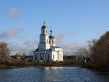 Епископ Балахнинский Илия возглавил Божественную литургию в Покровской церкви села Глухово Дивеевского района