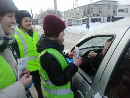 Сотрудники городского отдела ГИБДД совместно с отрядом ЮИД из школы №14 провели пропагандистскую акцию «Я люблю ПДД!» по соблюдению правил дорожного движения