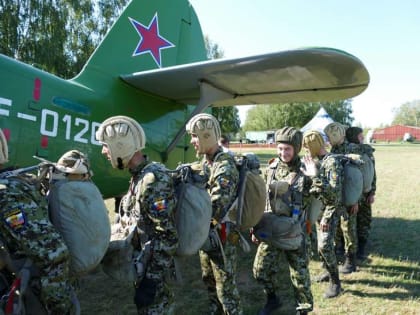30 воспитанников четвертой смены военно-патриотического лагеря «Хочу стать десантником» прыгнули с парашютом в Богородске