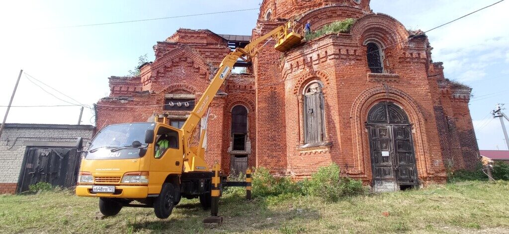 Руинированный храм в России