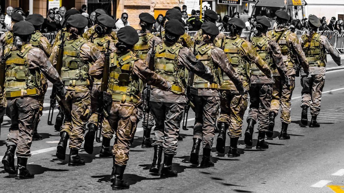 Frauen mit Gewehren in Uniform