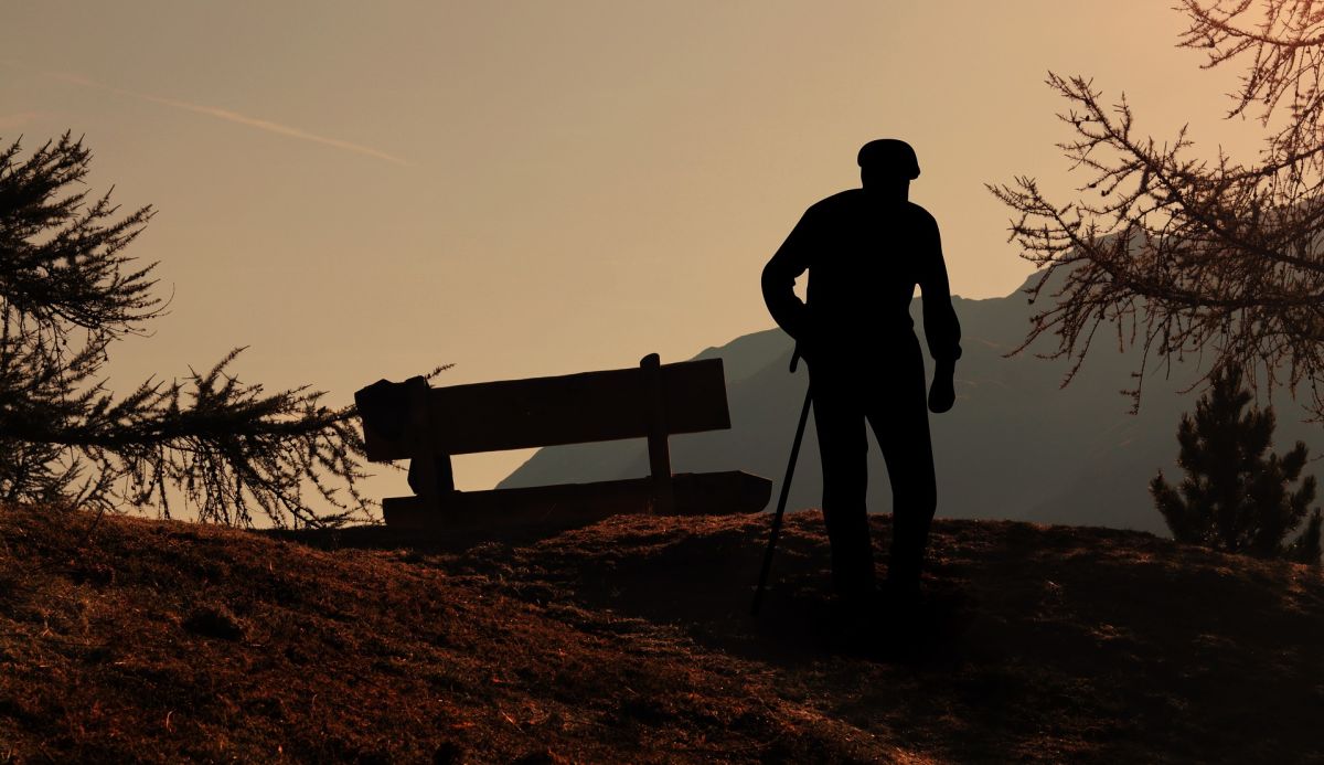 Wanderer, Berg, Holzbank, Melancholisch, Sonnenuntergang, Abend, Mann, Tod