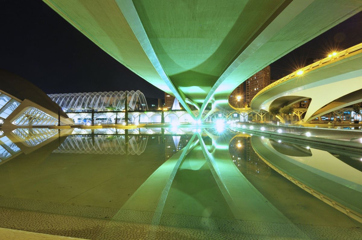 Santiago Calatrava: Building reflecting in water