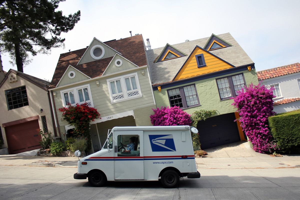 Car and houses: optical illusion