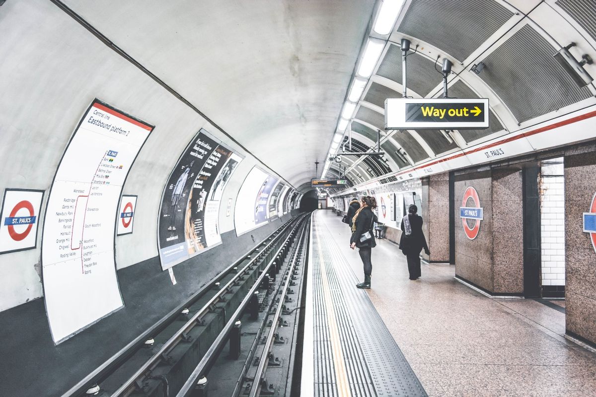 U-Bahn mit Plakaten