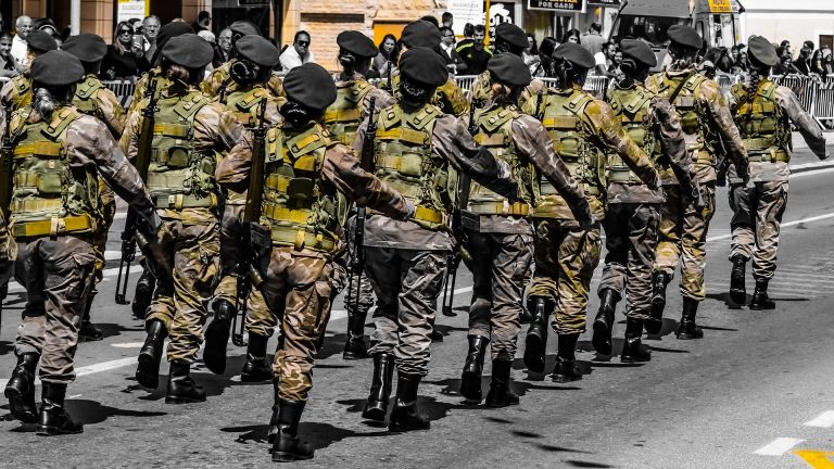 Frauen mit Gewehren in Uniform