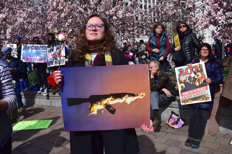 Demonstration: Frauen, Sturmgewehr, Plakate