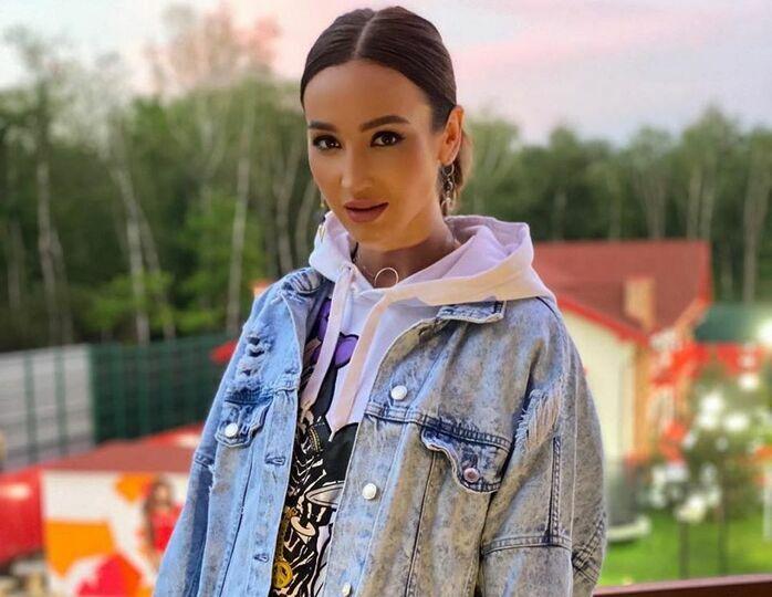 «Каждый день разная»: Бузова в платье-балахоне и с асимметричными кудрями приехала на съемку