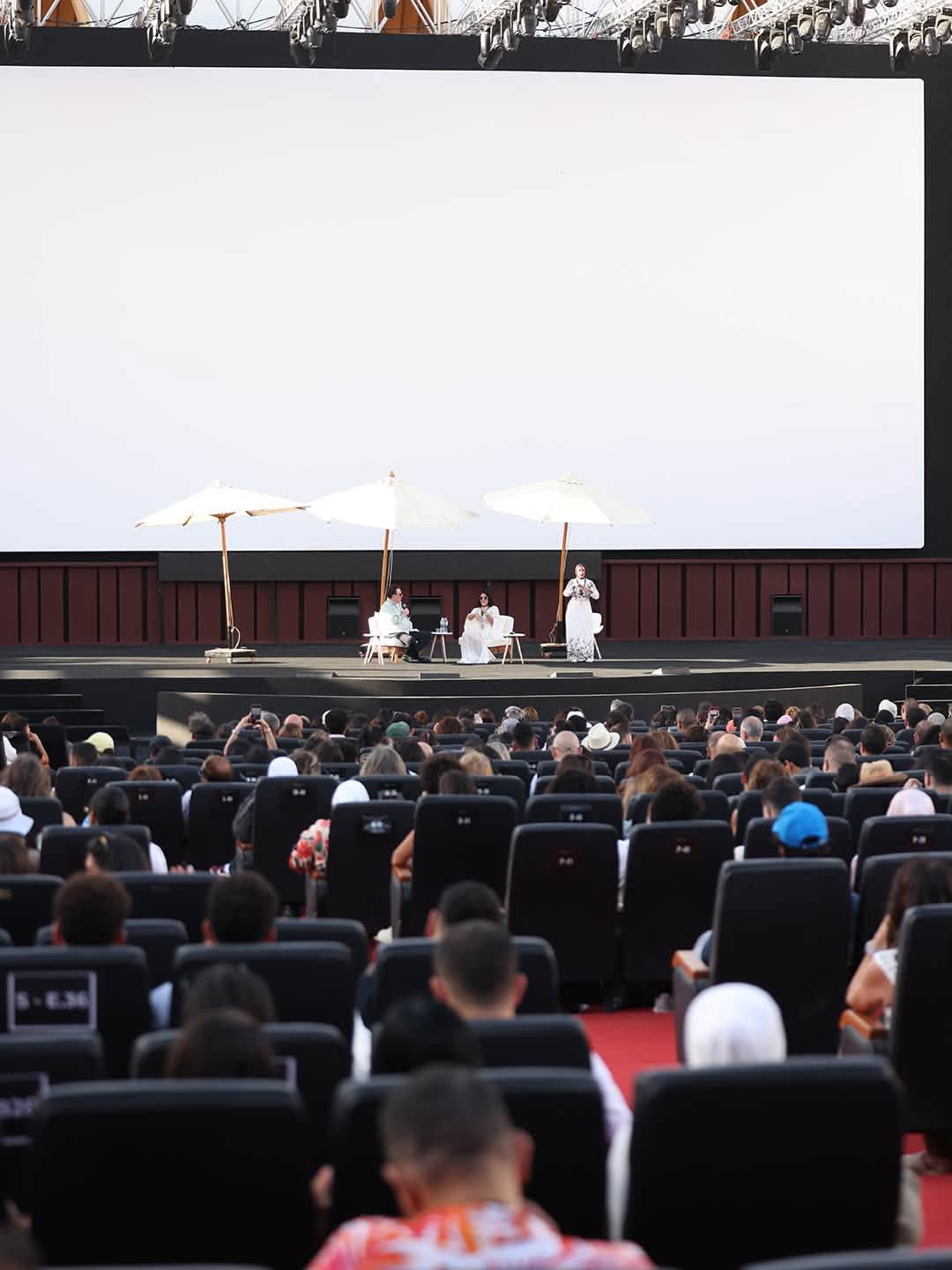 جمهور يتابع ندوة منى زكي على مسرح مفتوح في مهرجان الجونة السينمائي
