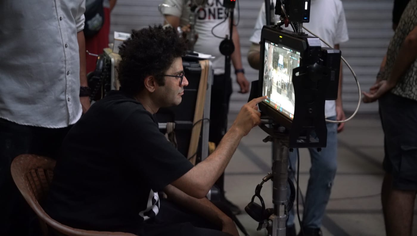 المخرج محمد حماد يشير إلى شاشة المراقبة أثناء التصوير