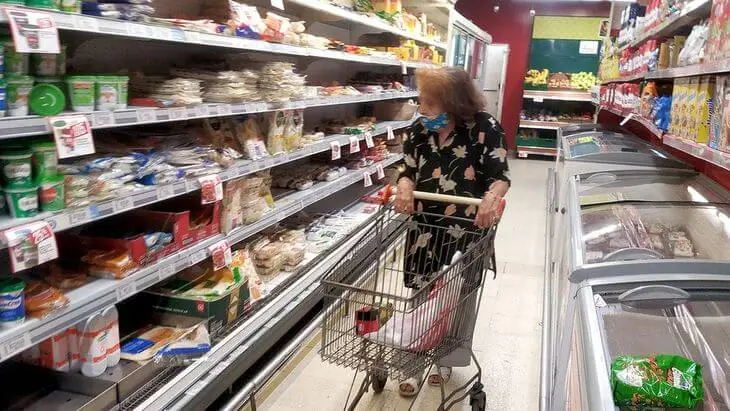 Señora haciendo las compras