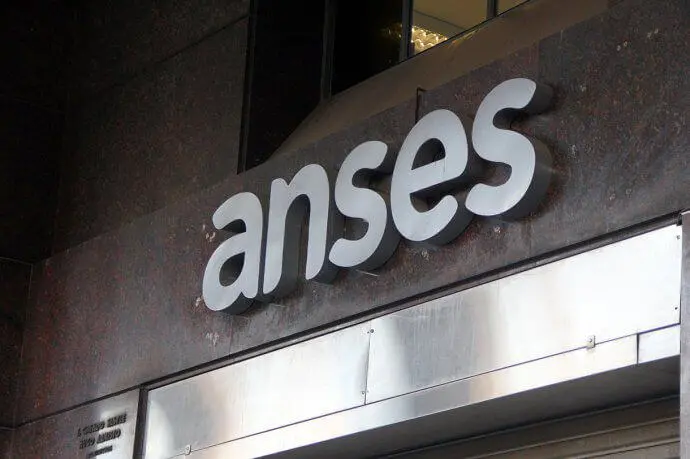 Logo de la fachada de un edificio de ANSES