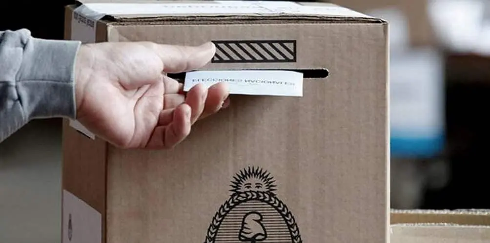 Persona introduciendo su voto en la urna