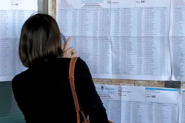Persona cosultando el padrón electoral