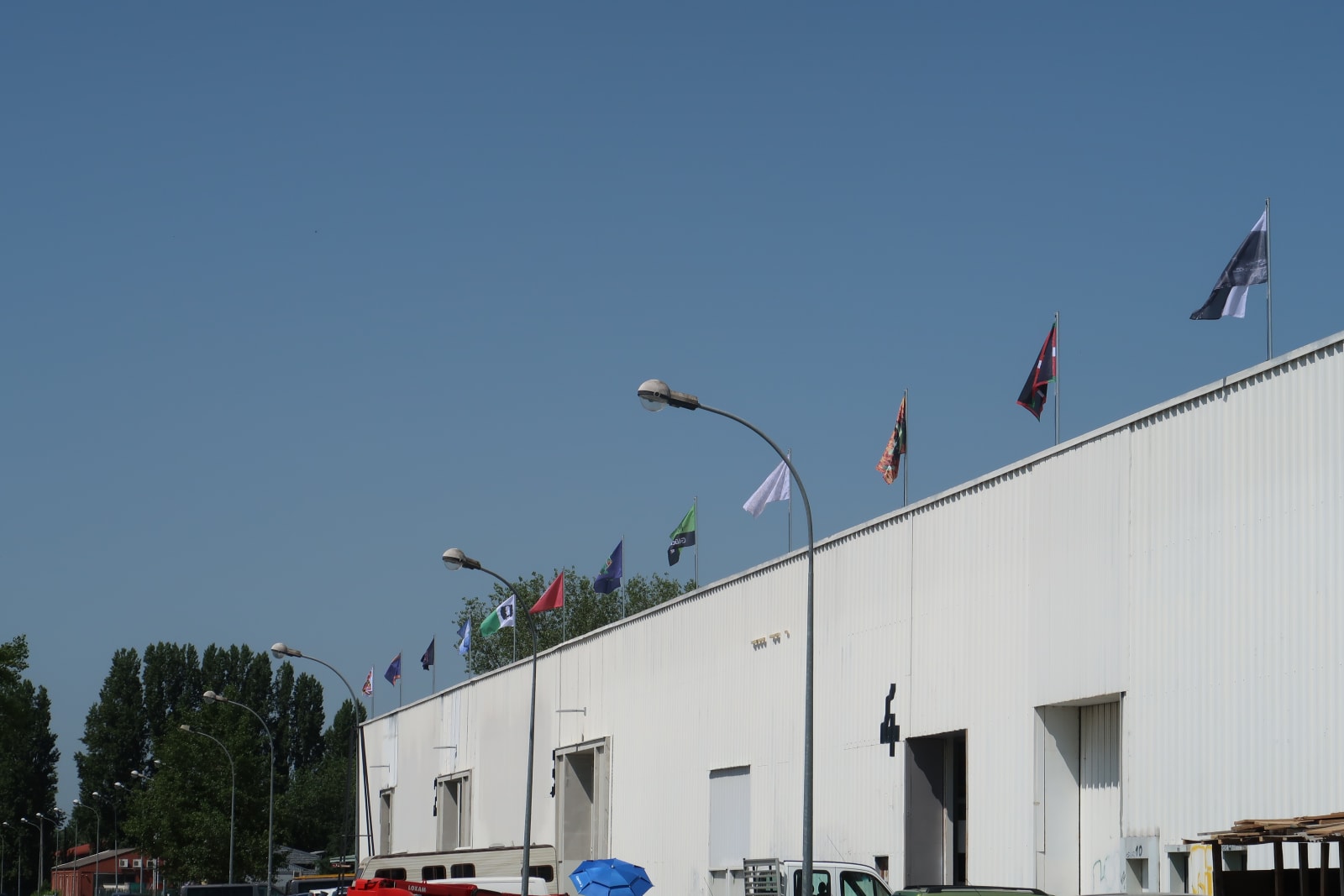 Flag Rant, façade Fabrique Pola avec drapeaux