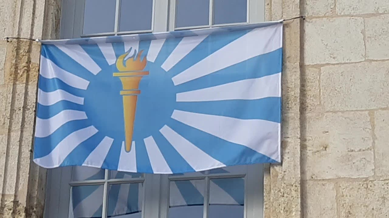 Flag Rant, drapeau torche, Biennale Alios