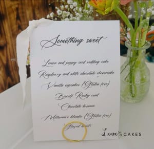 Wedding cake: A wedding table with a white table cloth and a gold ring