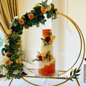 Wedding cake: Flowers on a stand