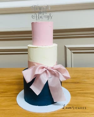 Wedding cake: A pink bow