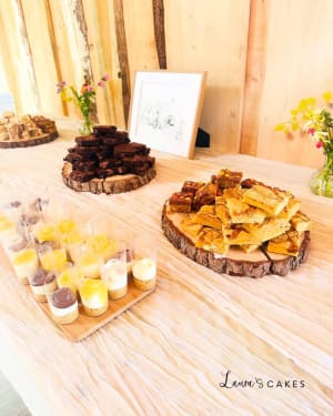 Wedding cake: A table with food and drinks on it